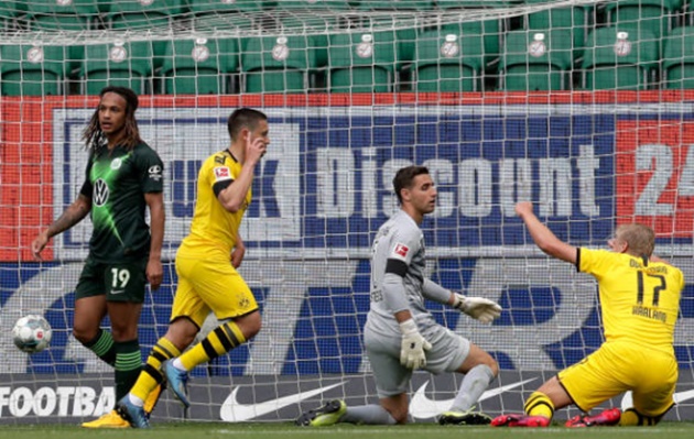 Xuất phát từ đường căng ngang vào trong của Thorgan Hazard, Erling Braut Haaland ập vào nhưng lại đệm bóng hụt và ngã ra sân. Vận may mỉm cười với Dortmund khi Raphael Guerreiro có mặt đúng lúc đúng chỗ, đệm bóng tung lưới mở tỷ số trận đấu. Đây đã là pha lập công thứ 3 của tuyển thủ Bồ Đào Nha qua 2 trận gần nhất.