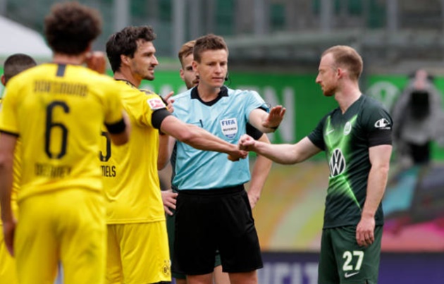 Bị dẫn trước 2-0, Wolfsburg còn thiệt quân bởi chiếc thẻ đỏ của Felix Klaus 2 phút sau. Sau khi tham khảo công nghệ VAR, trọng tài Daniel Siebert thẳng tay truất quyền thi đấu ngôi sao mới vào sân trong hiệp hai, sau pha va chạm với Manuel Akanji.