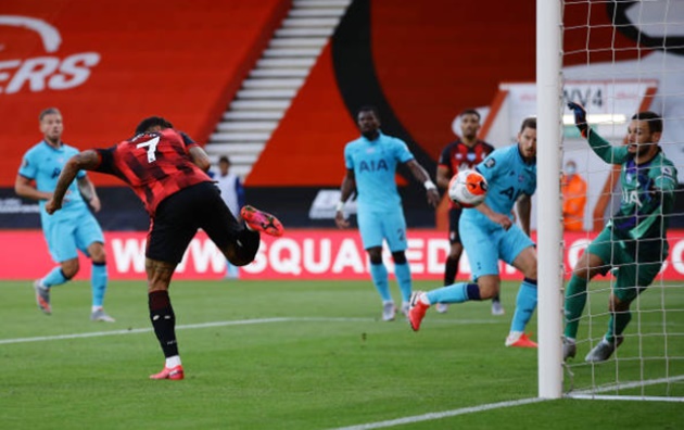 Không ghi được bàn, Spurs còn phải trải qua những phút cuối trận hú vía. Phút 85, King đánh đầu tung lưới các vị khách, nhưng không được công nhận bàn thắng do Stanislas đã việt vị trước khi tạt bóng.