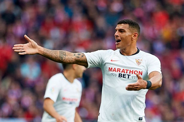 Trung vệ: Diego Carlos. Sau những màn trình diễn chắc chắn tại Sevilla, ngôi sao người Brazil đã được "Chích chòe" nhắm đến với mục tiêu gia cố hàng thủ.