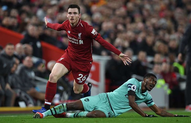 Ở cánh đối diện, Kieran Tierney dù có phong độ không hề tồi nhưng Andy Robertson vẫn ổn định hơn.