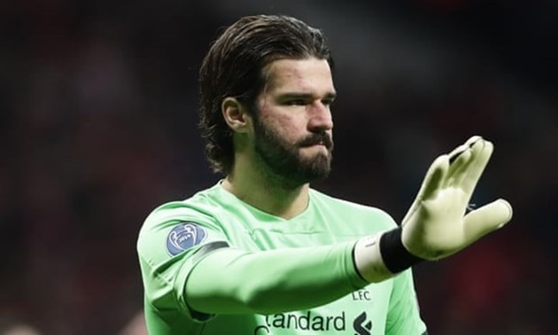 Trấn giữ khung gỗ không ai xứng đáng hơn Alisson Becker, bất chấp Bernd Leno đã có thể tái xuất sau chấn thương.