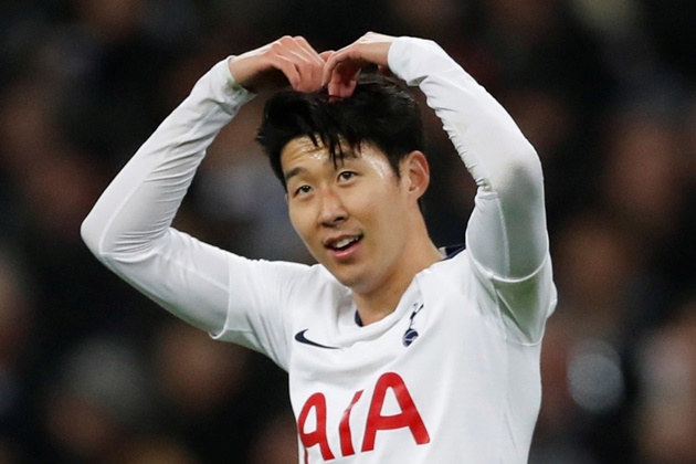 Tiền vệ lệch trái: Son Heung-min (Tottenham Hotspur). Không phải bàn về phong độ của tiền đạo người Hàn Quốc ở mùa giải năm nay, việc anh xếp thứ hai danh sách vua phá lưới Premier League đủ để nói lên tất cả.
