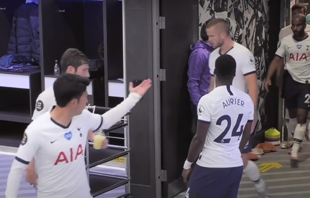 Mới đây, Amazon đã cung cấp đoạn video phơi bày diễn biến trong phòng thay đồ Tottenham giữa trận đấu kể trên.