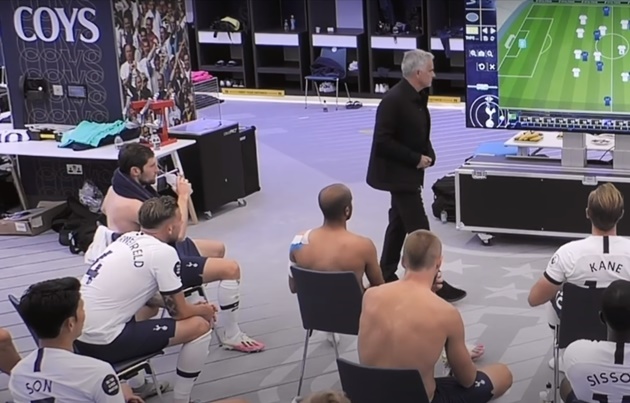 Mourinho sau đó có cuộc trao đổi nhanh để xoa dịu 2 cậu học trò.