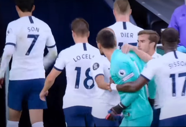 Sau hiệp 1, đội trưởng Hugo Lloris và Son Heung-min đã cãi nhau kịch liệt. Thủ thành người Pháp cho rằng đồng đội số 7 cần hỗ trợ phòng ngự tích cực hơn trong tình huống Richarlison suýt ghi bàn.