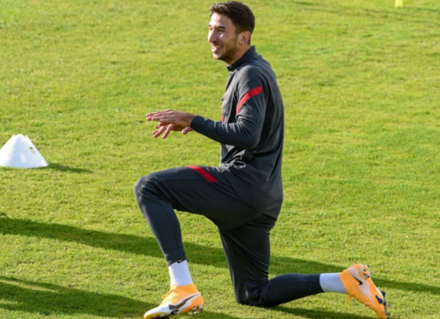 Tại Melwood, tân binh Thiago Alcantara không xuất hiện. Tiền vệ Tây Ban Nha đã nhiễm virus Corona và đang phải điều trị. Ở trung tuyến sáng mai, Marko Grujic có thể sẽ góp mặt trong đội hình xuất phát.