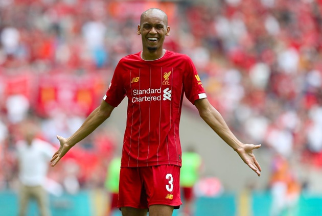 Ở vị trí trung vệ, Virgil Van Dijk cũng có thể được xoay vòng. Joe Gomez mới tái xuất và có lẽ Klopp không muốn mạo hiểm với nguy cơ tái phát chấn thương của cậu học trò. Do đó, kéo Fabinho về là 1 giải pháp hợp lý.