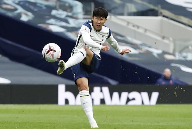 Tiền vệ lệch trái: Son Heung-min (Tottenham Hotspur). Niềm tự hào của bóng đá Hàn Quốc đang khởi đầu mùa giải vô cùng ấn tượng. Anh đã cùng với Harry Kane tạo nên cặp song sát khiến mọi hàng phòng ngự tại EPL phải khiếp sợ.