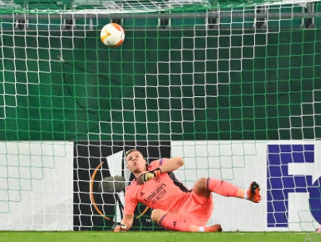 9 phút sau, kịch bản tương tự tái diễn. Leno thêm 1 lần mắc sai lầm chuyền bóng để Fountas cướp được. May mắn lần này thủ thành người Đức kịp đổ người cản phá sửa sai.