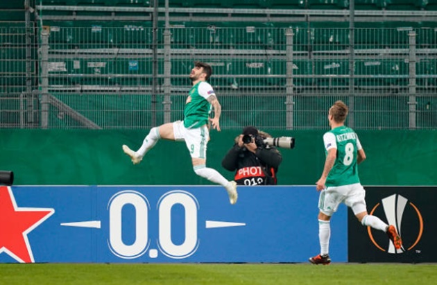 Đầu hiệp 2, Pháo Thủ còn bị giội gáo nước lạnh. Bị áp sát trong vòng cấm, Bernd Leno lóng ngóng chuyền bóng bị Ercan Kara cắt được. Bóng đến chân Taxiarchis Fountas và ngòi nổ số 9 dứt điểm nhanh mở tỷ số trận đấu.