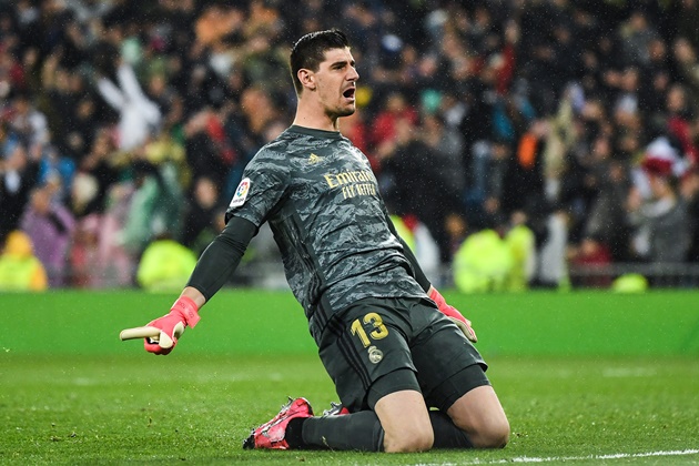 Trong khung gỗ, Thibaut Courtois đích thực là cứu tinh của Real Madrid. Nếu không có sự xuất sắc của thủ môn người Bỉ từ đầu mùa, tình hình lúc này có lẽ còn tệ hơn nhiều với Los Blancos. Trong bối cảnh Marc-Andre ter Stegen chấn thương, Courtois càng không có đối thủ.