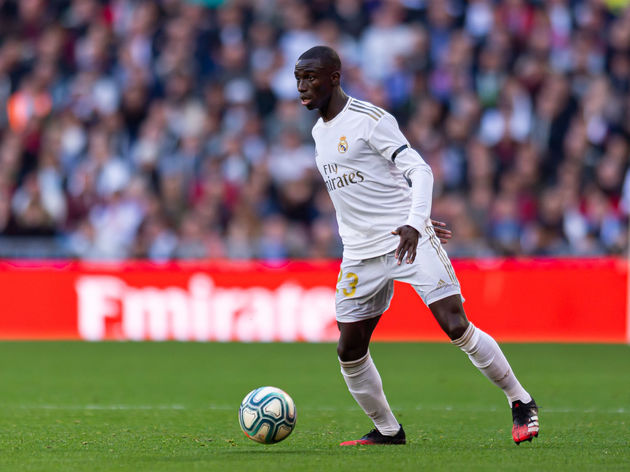 Ở cánh đối diện, khả năng xuất trận của Jordi Alba chưa chắc chắn. Do đó Ferland Mendy được lựa chọn.