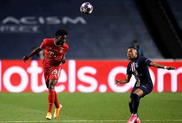 Tiếp theo là "báu vật" mà Bayern Munich sở hữu - Alphonso Davies. Tài năng sinh năm 2000 không hề bị ngợp ở trận chung kết, mà còn phô diễn tốc độ 33,37 km/h phong tỏa Mbappe.