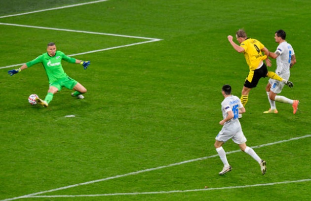 Khi trận đấu bước qua phút bù giờ thứ nhất, Haaland ấn định thắng lợi 2-0 cho Dortmund.