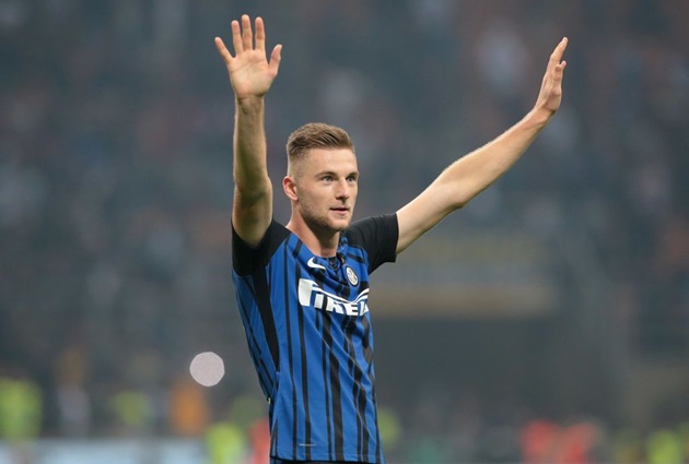 Bên kia chiến tuyến, "đá tảng" Milan Skriniar được cho là sẽ kịp tái xuất ở chuyến hành quân đến Santiago Bernabeu. Thời gian qua trụ cột Inter dính virus Corona và phải cách ly điều trị.