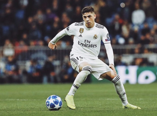 Nicolo Barella và Federico Valverde đều là những tiền vệ trẻ tài năng. Dù thế Valverde xứng đáng góp mặt với những pha lập công quan trọng từ khi chiến dịch 2020/21 khởi tranh.