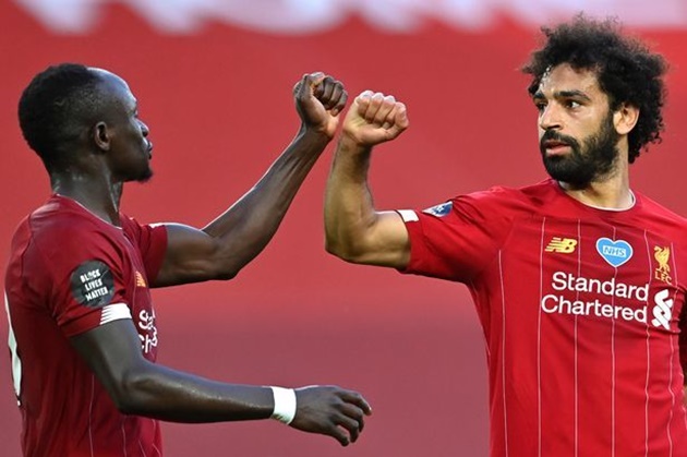 Bên kia chiến tuyến, Mohamed Salah và Sadio Mane tiếp tục duy trì tần suất oanh tạc mành lưới đối phương đáng nể.