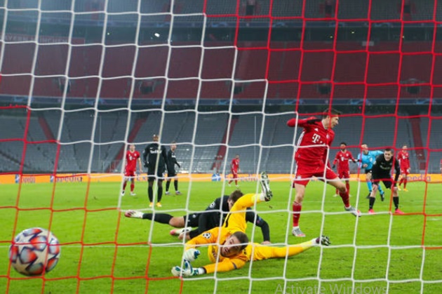 Robert Lewandowski đánh gót để Thomas Muller tung cú sút chìm khó chịu. Thủ môn Cican Stankovic phản xạ xuất sắc nhưng "đại pháo Ba Lan" đã lập tức ập vào sút bồi mở tỷ số.