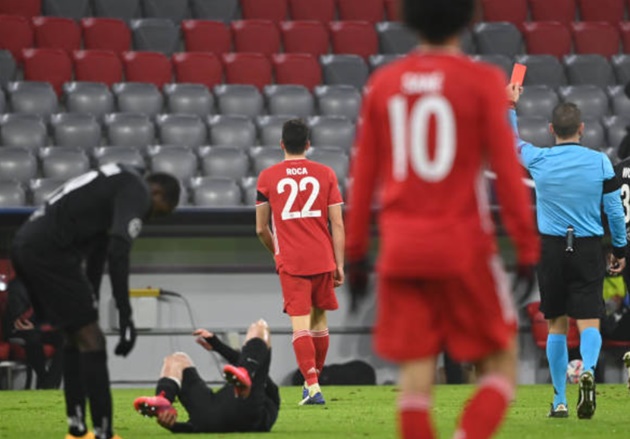 Phút 66, tân binh Marc Roca của đội chủ nhà giẫm lên chân Zlatko Junuzovic và bị trọng tài rút thẻ vàng thứ 2 truất quyền thi đấu.