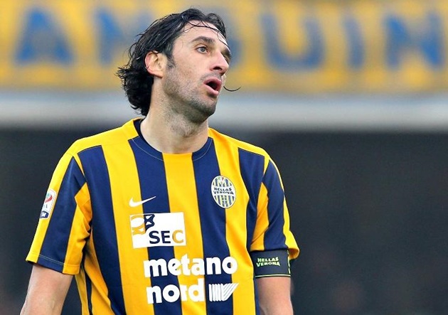 Sau khi trải qua mạch 24 trận toàn hòa và thua, rồi nhận vé xuống hạng sau Serie A 2015/16 với Hellas Verona, tiền đạo Luca Toni quyết định treo giày.