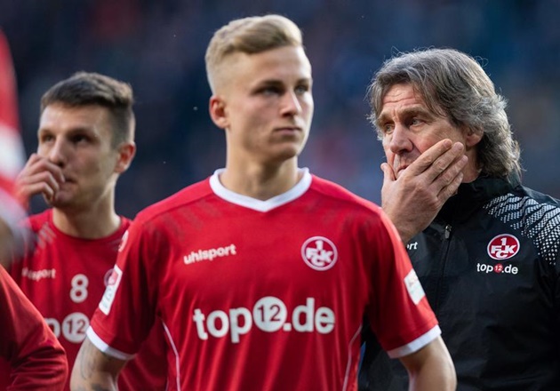 Tại Bundesliga 2011/12, Kaiserslautern cũng không thắng 21 trận liên tiếp và phải hứng chịu kết cuộc tương tự.