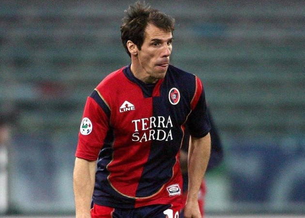 Cagliari Calcio cũng từng hòa và thua 22 trận liền trải dài qua 2 mùa. May mắn sau 3 lần thay tướng ở chiến dịch 2005/06, CLB này đã trụ hạng thành công.