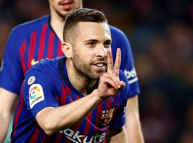 Bên hành lang trái, Jordi Alba là lựa chọn dễ dàng, trong bối cảnh Alex Sandro phía Bianconeri bỏ lỡ phần lớn giai đoạn đầu mùa vì chấn thương.