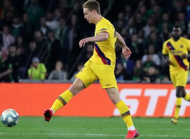 Ở tuyến giữa, không quá khó khăn để chọn lựa "đạo diễn thế trận" Frenkie de Jong.
