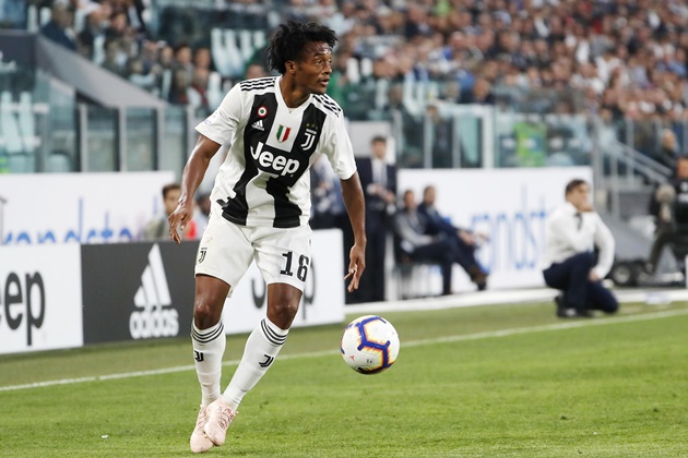 Trấn thủ cánh đối diện là Juan Cuadrado. So với tân binh Sergino Dest phía Blaugrana, ngôi sao đa năng Colombia nổi bật hơn với 4 kiến tạo tại Champions League 2020/21.