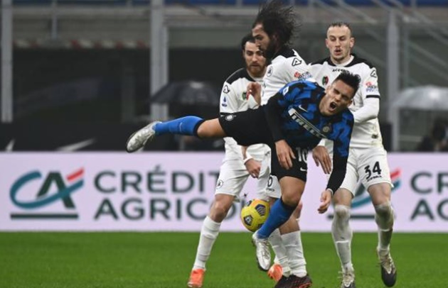Được đánh giá cao hơn hẳn nhưng Nerazzurri đã gặp không ít khó khăn trong nỗ lực xuyên phá hệ thống phòng ngự phía đội khách.
