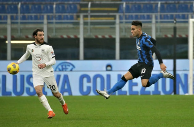 Từ giữa sân, Lautaro Martinez có đường mở bóng khôn ngoan cho Achraf Hakimi.