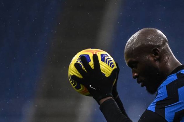 19 phút sau bàn mở tỷ số, Nerazzurri tiếp tục được trọng tài trao thời cơ trên chấm phạt đền.