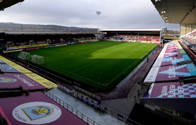 Màn so tài tại Turf Moor phải lùi lịch đấu.