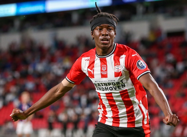 PSV Eindhoven là lò đào tạo có tiếng của châu Âu và Noni Madueke đang là sản phẩm hứa hẹn của CLB này. 8 bàn thắng cùng 8 kiến tạo là thành tích của sao mai 18 tuổi qua 24 trận.