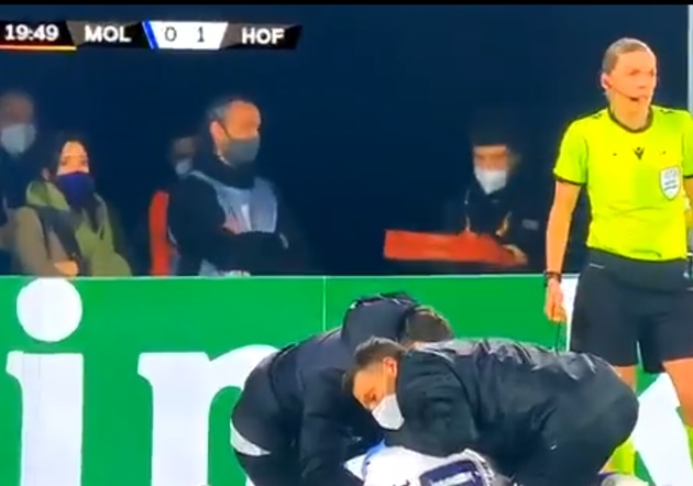 Trong tình huống Mijat Gacinovic phía Hoffenheim dính chấn thương và cần đến sự trợ giúp của đội ngũ y tế, 1 nhân vật không ngờ bất ngờ xuất hiện phía kia sân.