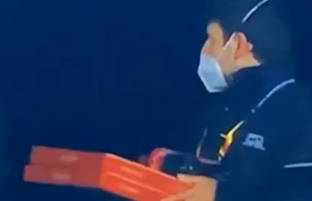 Bảng đeo trên cổ cho thấy chàng trai này đã có sự cho phép của bộ phận an ninh SVĐ để được vào sân.