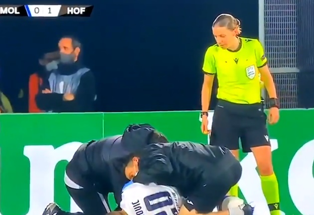 Ngoài màn rượt đuổi tỷ số, trận cầu tại Villarreal còn chứng kiến 1 khoảnh khắc thú vị ở phút 20.