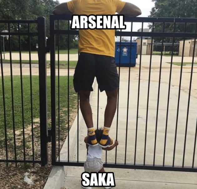 Cộng đồng mạng hài hước chế ảnh Saka gánh Arsenal trên vai, sau cú đúp kiến tạo giải cứu đội nhà.