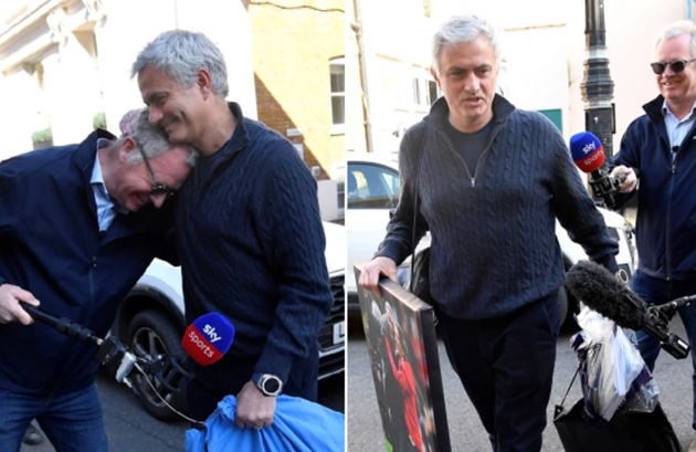 Mourinho xuất hiện.