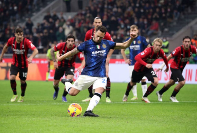Trọng tài chỉ tay vào chấm phạt đền và Calhanoglu không mắc bất kỳ sai lầm nào, mở tỷ số cho Inter Milan.