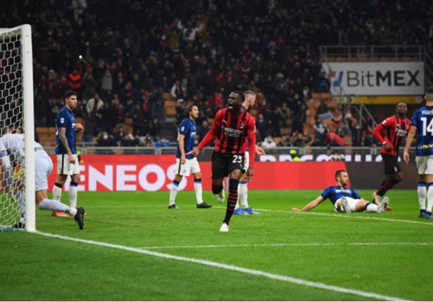 Dù sao cũng chỉ 6 phút sau, Rossoneri đã san bằng cách biệt. Fikayo Tomori ăn mừng mãnh liệt sau pha không chiến dẫn đến bàn thắng nhưng camera quay chậm xác định đây là 1 pha phản lưới nhà của Stefan de Vrij.