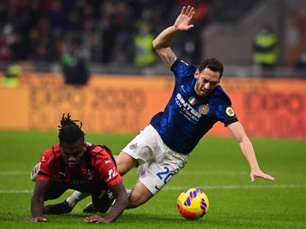 Ngay đầu trận, Franck Kessie đã có tình huống cầm bóng chần chừ, bị các cầu thủ đối phương vây hãm vào tận vòng cấm và lóng ngóng phạm lỗi với Hakan Calhanoglu.
