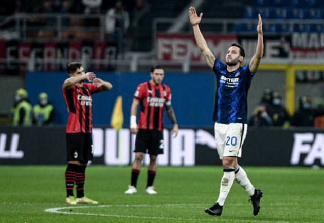 Trong mắt CĐV AC Milan, Calhanoglu không khác gì Judas khi chia tay Rossoneri, đầu quân cho kình địch truyền kiếp cùng thành phố sau chiến dịch 2020/21.