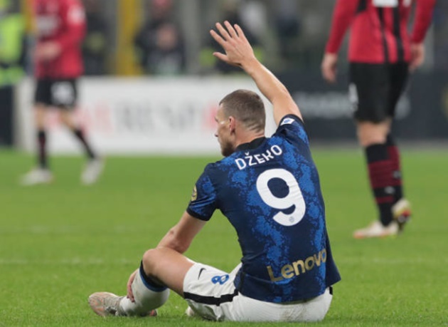Nerazzurri thiệt quân khi cả Barella lẫn Edin Dzeko đều rời sân vì các chấn thương.