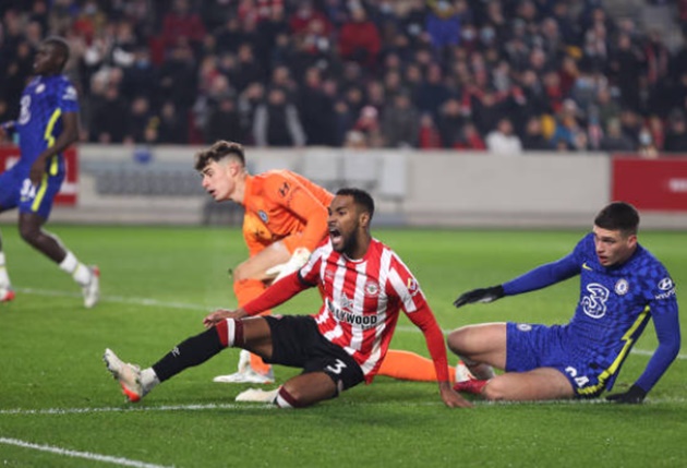 Simons vất vả bám theo Rico Henry cuối hiệp 1.