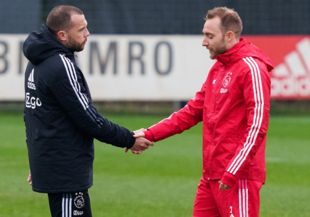 HLV đội trẻ đại diện Hà Lan John Heitinga mô tả cựu trụ cột Tottenham Hotspur là hình mấu cũng như nguồn cảm hứng dành cho nhiều cầu thủ trẻ.