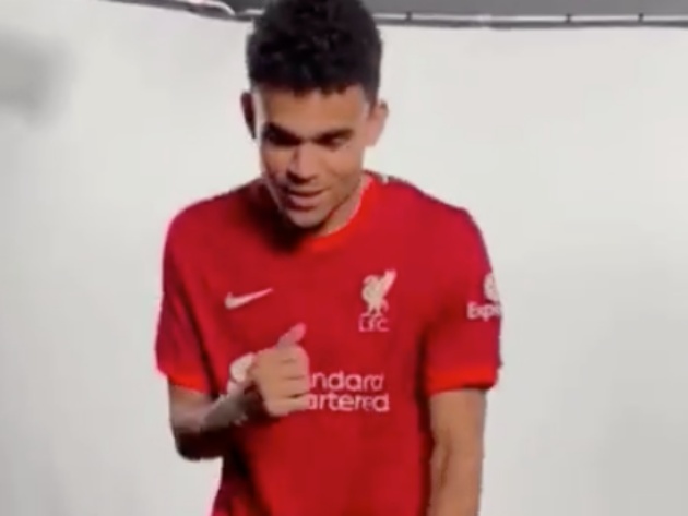 Twitter Liverpool đăng tải đoạn video thú vị khi Diaz nhún nhảy ở phần tạo dáng chụp ảnh trong màu áo mới.