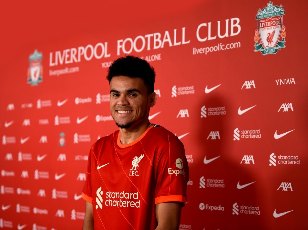 Trở về cấp độ CLB sau khoảng thời gian thi đấu cùng tuyển Colombia, tân binh Liverpool - Luis Diaz đã đến Liverpool ra mắt CLB mới.