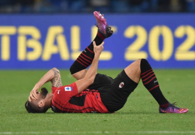 Football Italia ghi nhận máu đã chảy trên chân trái của cầu thủ sinh năm 1986. Phút 68, Giroud rời sân nhường chỗ cho Ante Rebic.